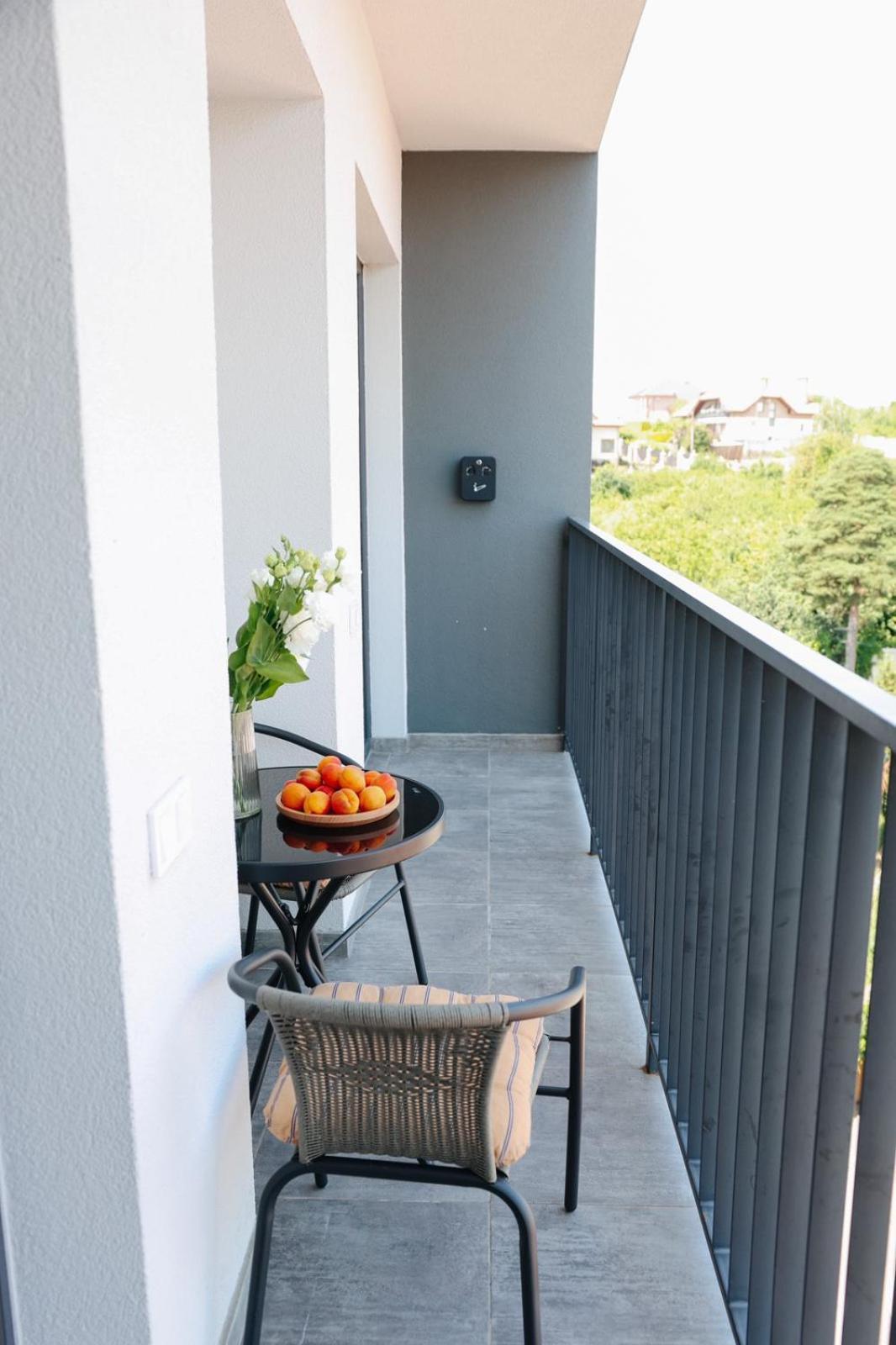 Мм Group Apartment Ujgorod Dış mekan fotoğraf
